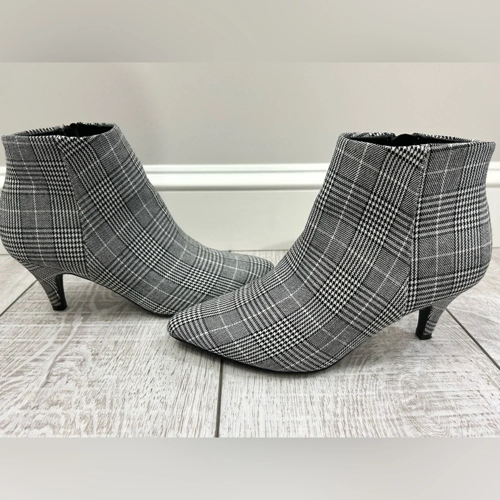 Simply Vera Wang Renata Ankle Boots - Picture 7 of 7